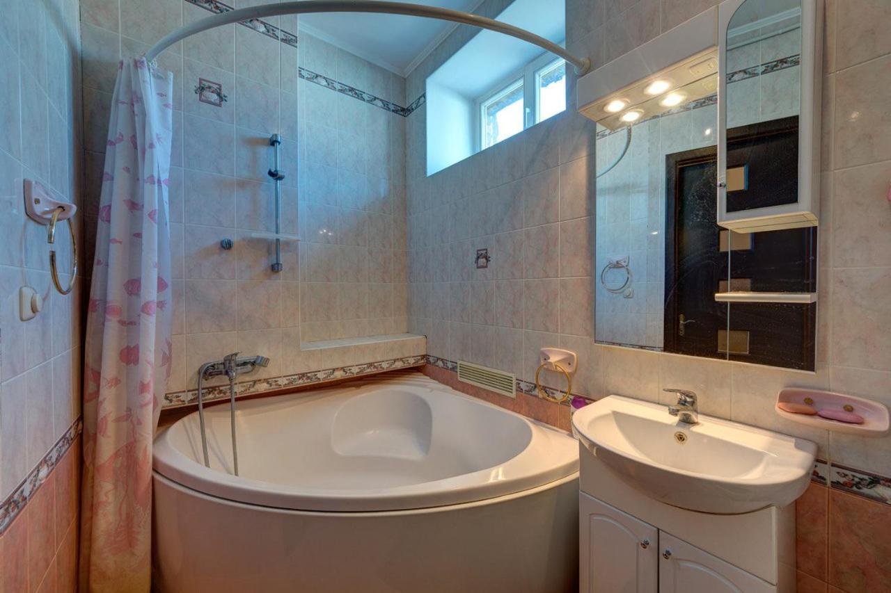Apartments With Three Rooms On Shevchenko Blvd كييف المظهر الخارجي الصورة